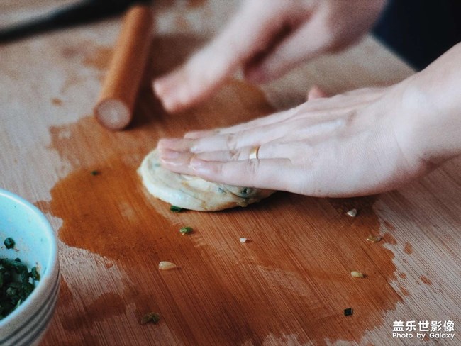 中午吃點(diǎn)蔥油餅吧