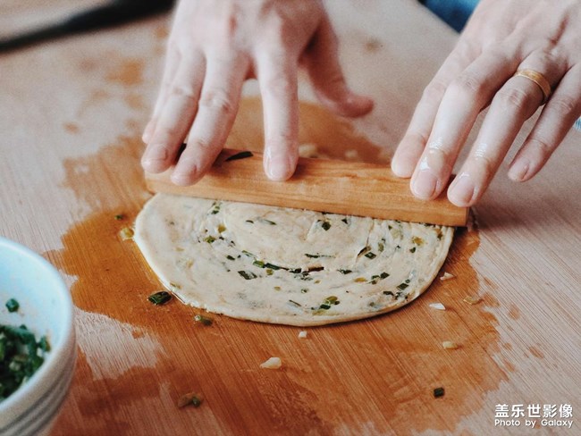 中午吃點(diǎn)蔥油餅吧