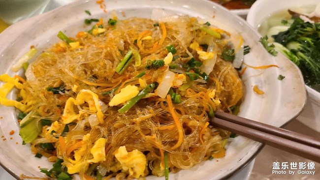 慶祝雙節(jié)，菜品很多，拍不完??門(mén)口的冬瓜就是這樣煮的