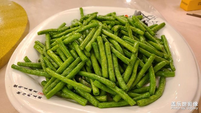 慶祝雙節(jié)，菜品很多，拍不完??門(mén)口的冬瓜就是這樣煮的