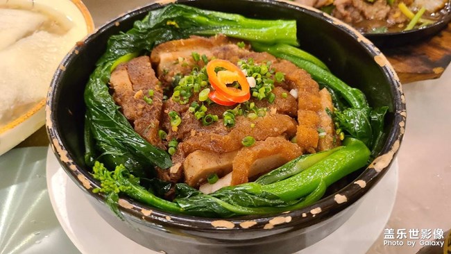 慶祝雙節(jié)，菜品很多，拍不完??門(mén)口的冬瓜就是這樣煮的