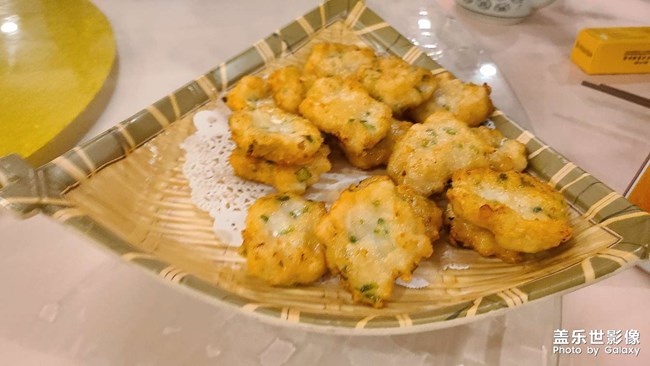 慶祝雙節(jié)，菜品很多，拍不完??門(mén)口的冬瓜就是這樣煮的