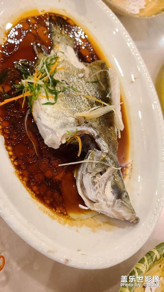 慶祝雙節(jié)，菜品很多，拍不完??門(mén)口的冬瓜就是這樣煮的