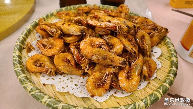 慶祝雙節(jié)，菜品很多，拍不完??門(mén)口的冬瓜就是這樣煮的