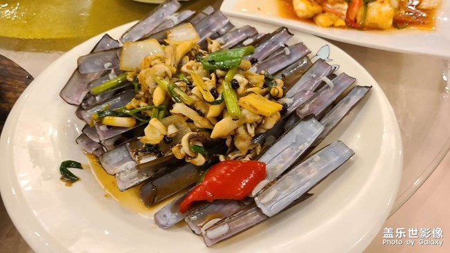 慶祝雙節(jié)，菜品很多，拍不完??門(mén)口的冬瓜就是這樣煮的