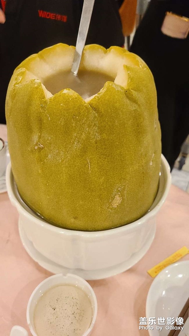 慶祝雙節(jié)，菜品很多，拍不完??門(mén)口的冬瓜就是這樣煮的