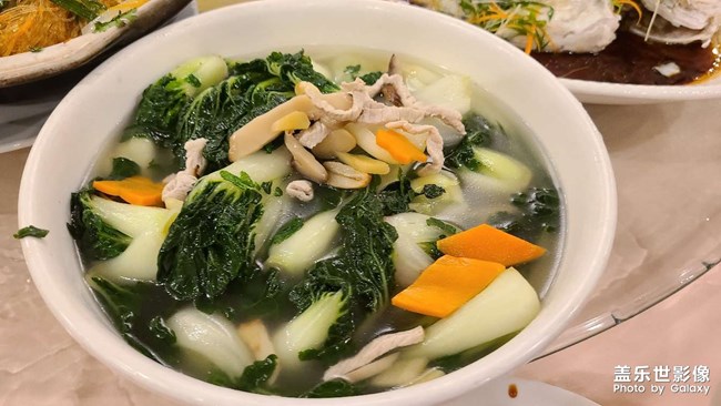 慶祝雙節(jié)，菜品很多，拍不完??門(mén)口的冬瓜就是這樣煮的