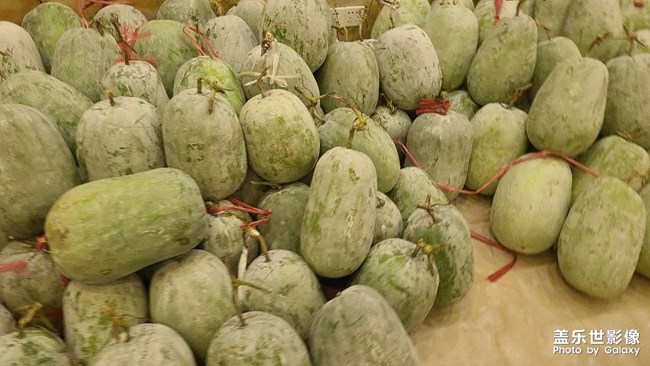 慶祝雙節(jié)，菜品很多，拍不完??門(mén)口的冬瓜就是這樣煮的