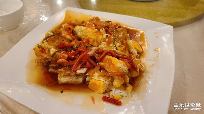 慶祝雙節(jié)，菜品很多，拍不完??門(mén)口的冬瓜就是這樣煮的