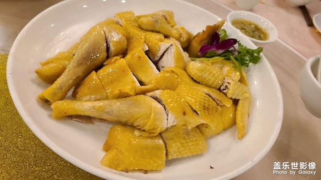 慶祝雙節(jié)，菜品很多，拍不完??門(mén)口的冬瓜就是這樣煮的