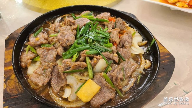 慶祝雙節(jié)，菜品很多，拍不完??門(mén)口的冬瓜就是這樣煮的