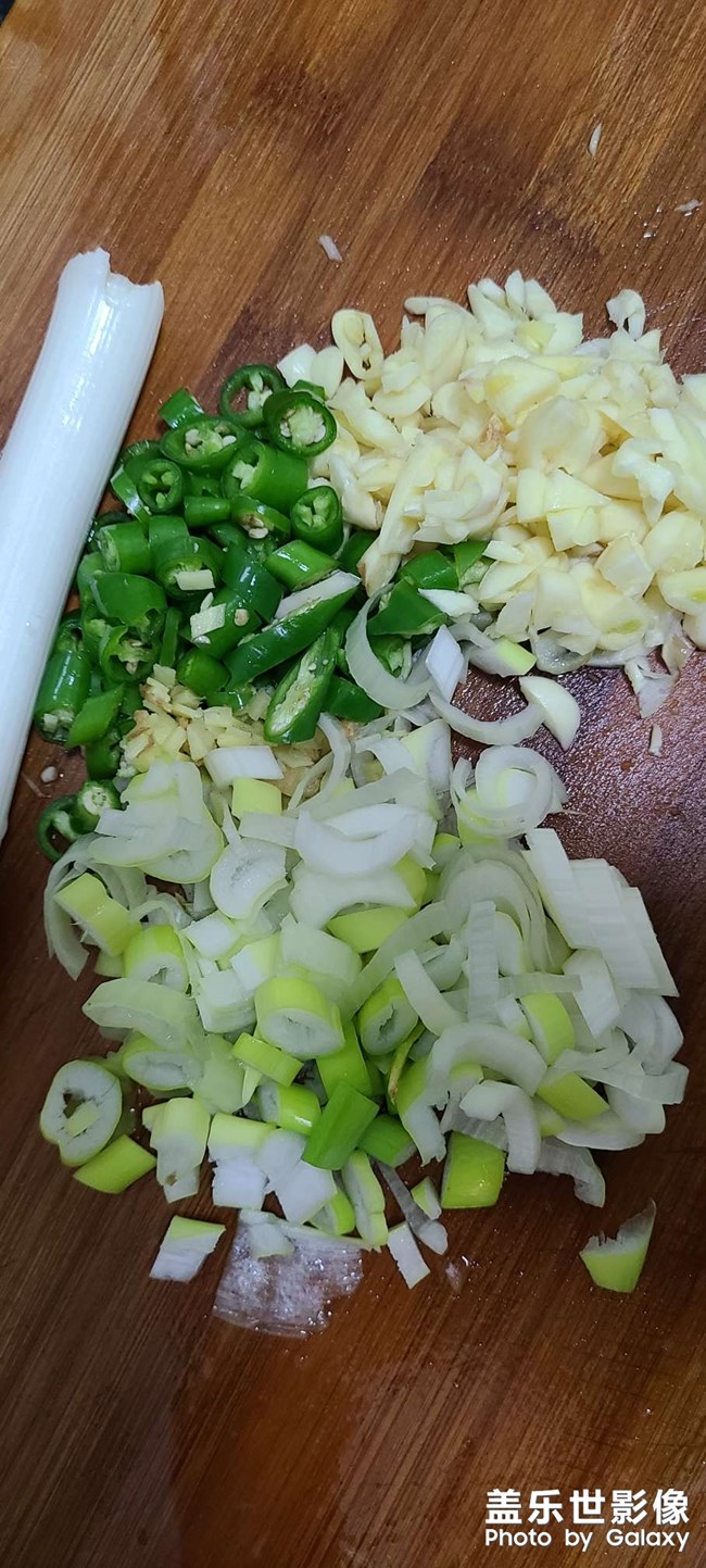 佐料已備齊準(zhǔn)備開炒