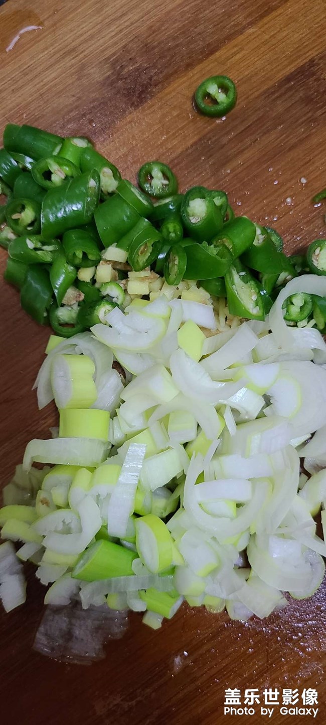 佐料已備齊準(zhǔn)備開炒