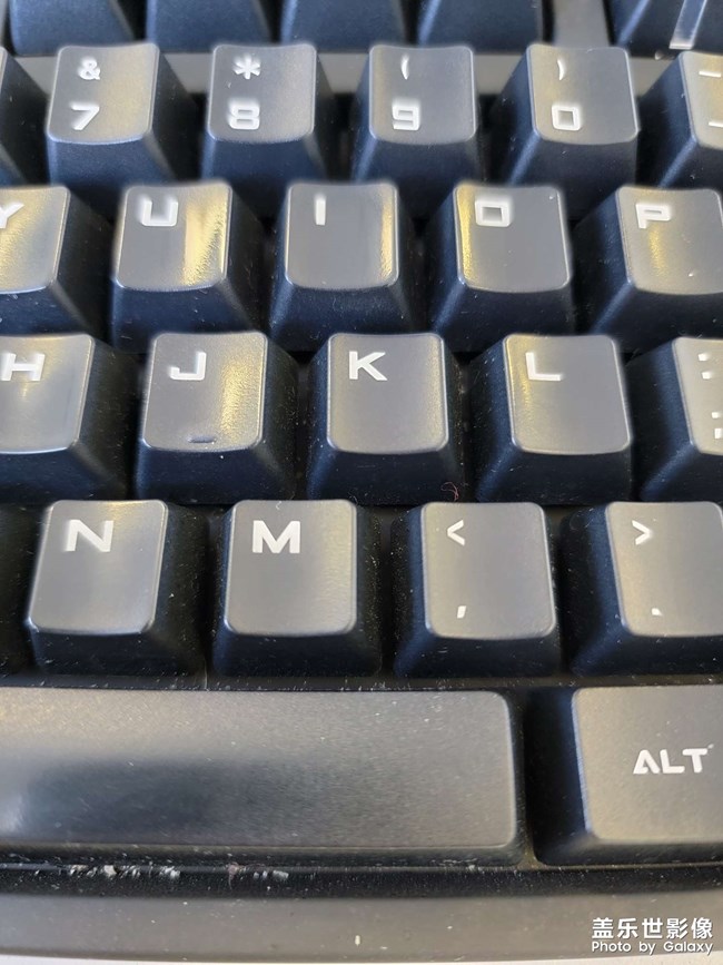 S21U的主攝拍攝翻車了，不僅畸變非常嚴重，虛影也很大