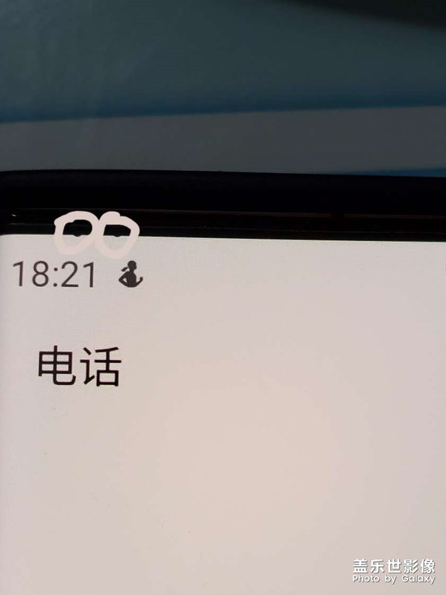 手機頂上兩個小點，啥情況