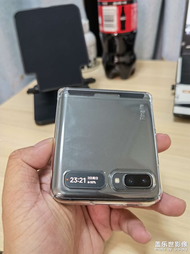 換了個透明手機殼確實好看多了