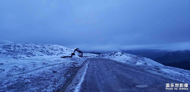 雪山，山下的加油站