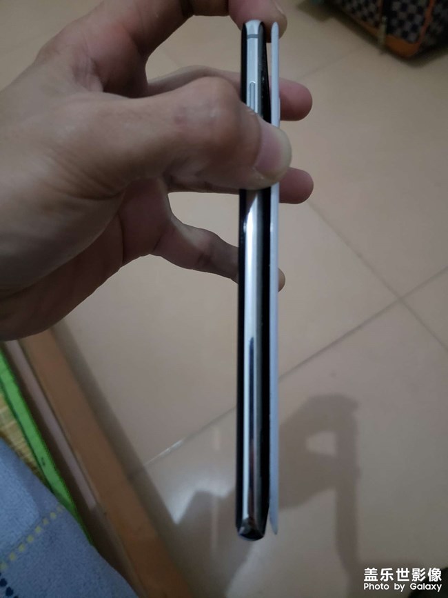 三星s10+后蓋裂開