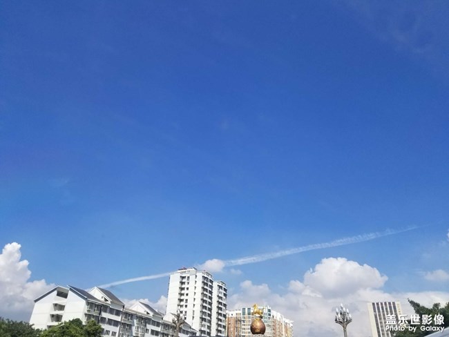 好像是飛機(jī)尾跡