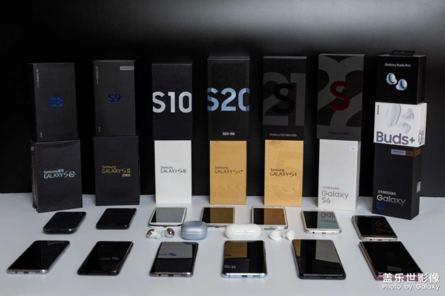 把十三部蓋樂世手機放一起拍一個全家福