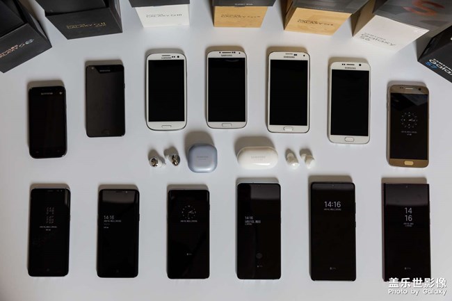 把十三部蓋樂世手機放一起拍一個全家福