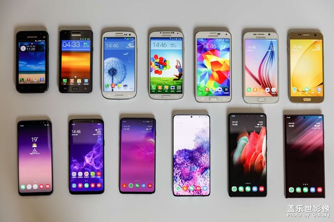 把十三部蓋樂世手機放一起拍一個全家福