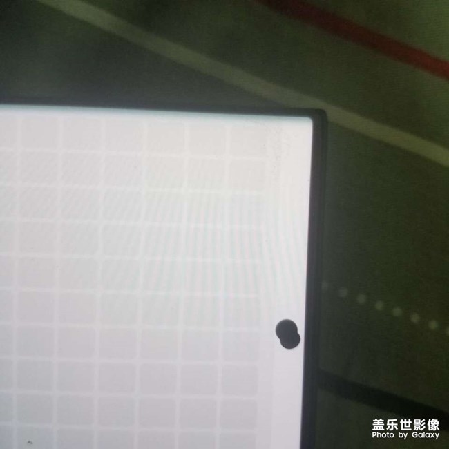 三星s22u手機屏幕前攝像頭旁有黑點