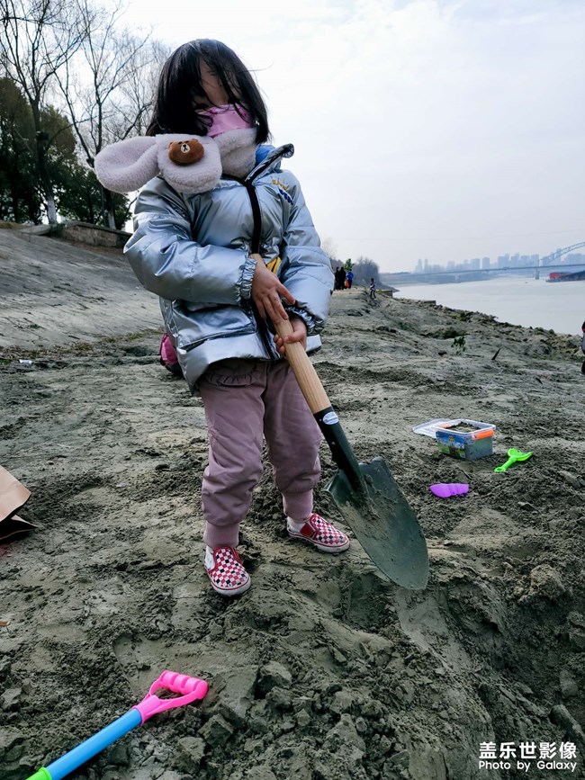 江邊遛娃
