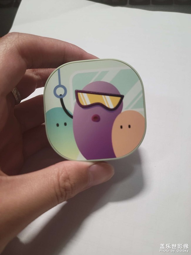 誰能告訴我budslive保護殼怎么取掉??？