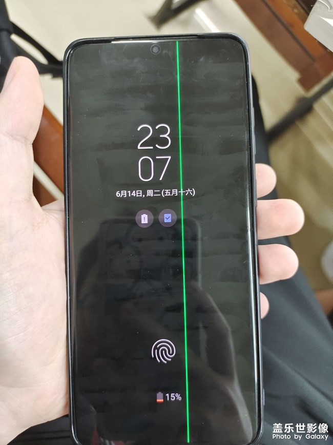 s20+花屏，沒有任何磕碰，就出現(xiàn)了這道綠色豎線