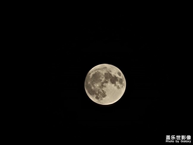 浩瀚星辰vs屏幕上的灰塵