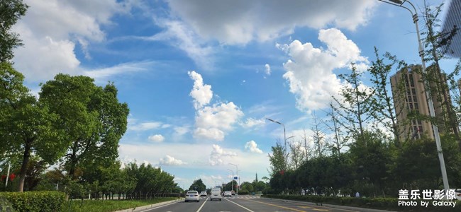 夏日的藍天白云