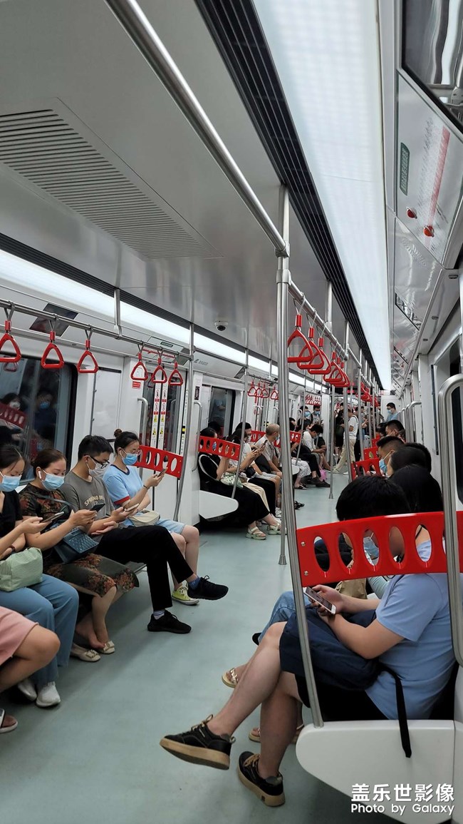 坐地鐵上班的路上