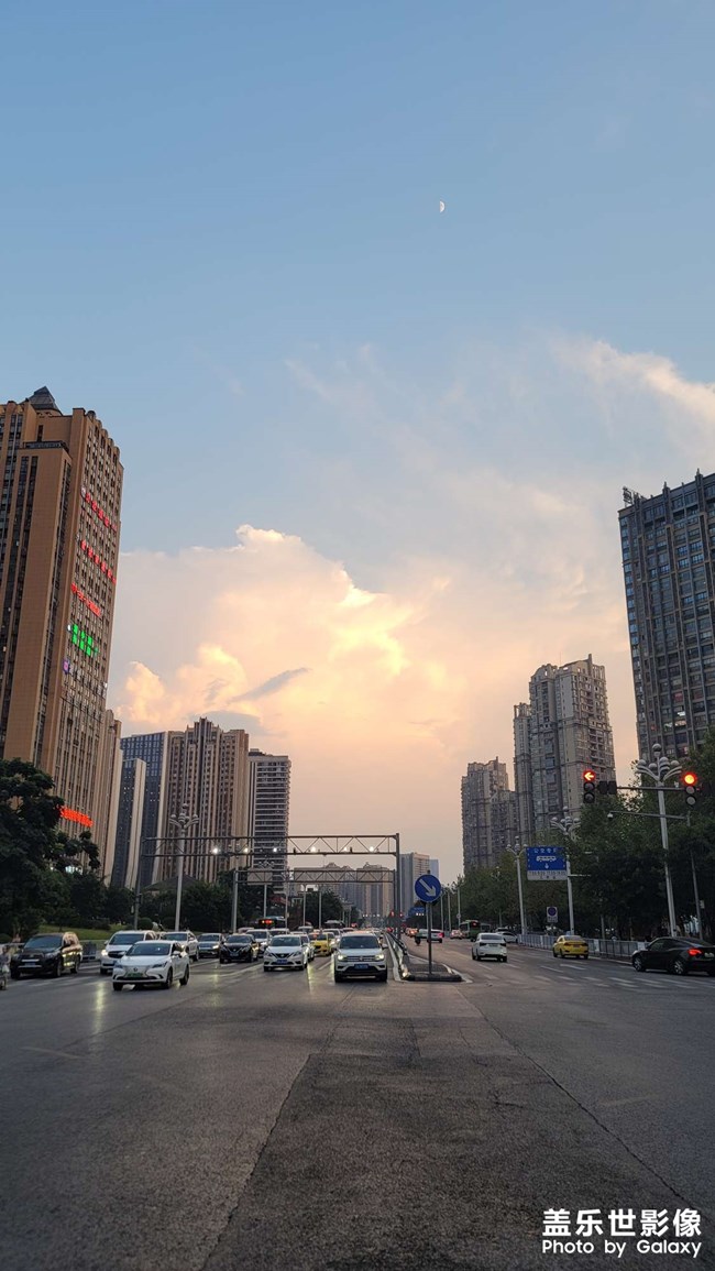 回家的路上看到日月同輝