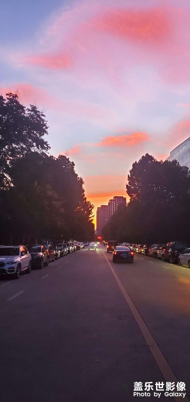 今天的晚霞格外美