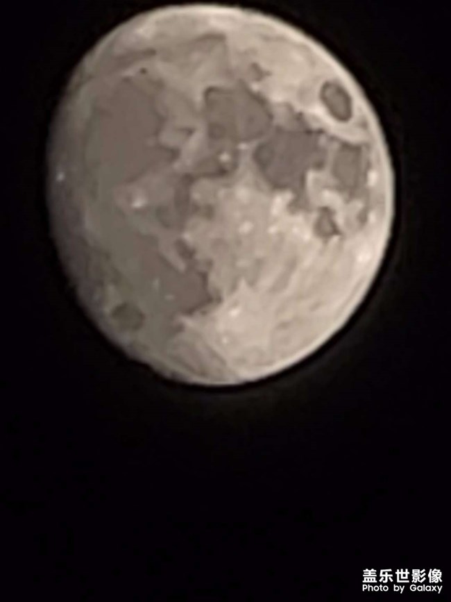 今晚的月亮有色彩