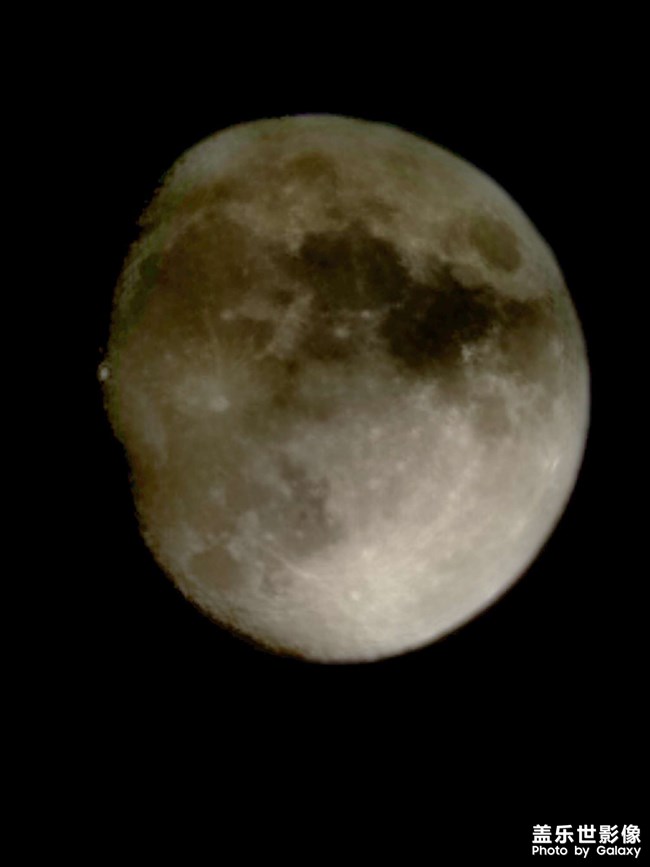 今晚的月亮有色彩
