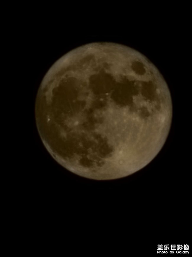 看看業(yè)余隨手一拍的月亮。