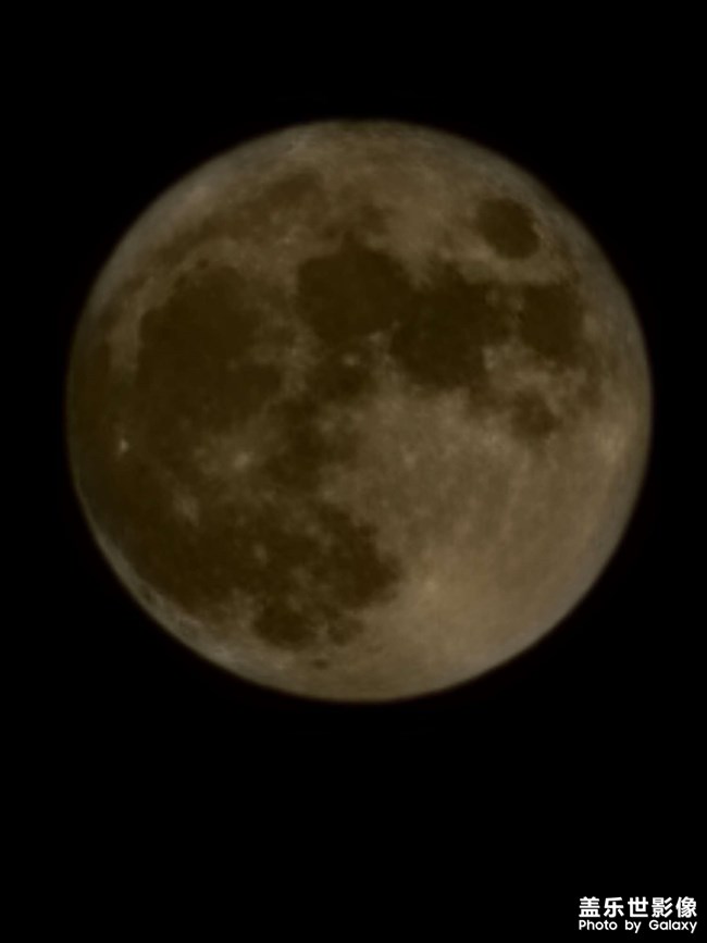 看看業(yè)余隨手一拍的月亮。