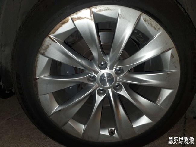 開車不小心碰到輪轂了