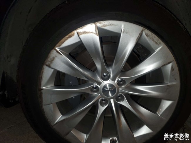 開車不小心碰到輪轂了