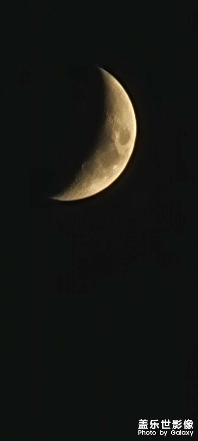 今天的月牙很彎