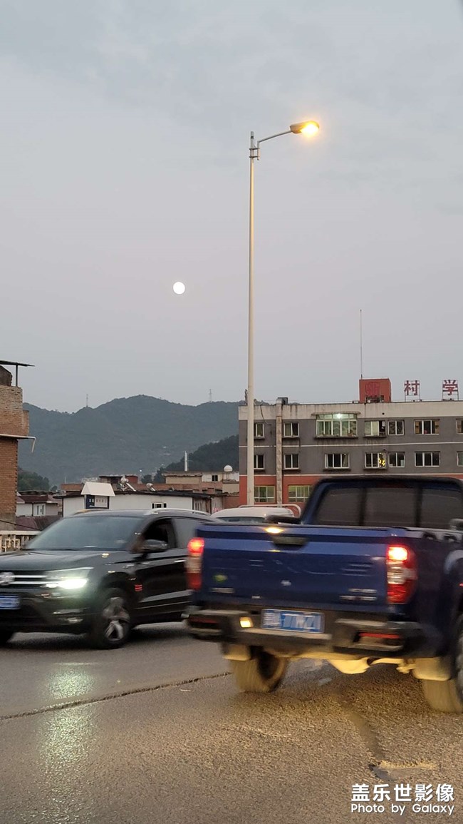 圓圓的月亮，沒拍出那種黃昏感
