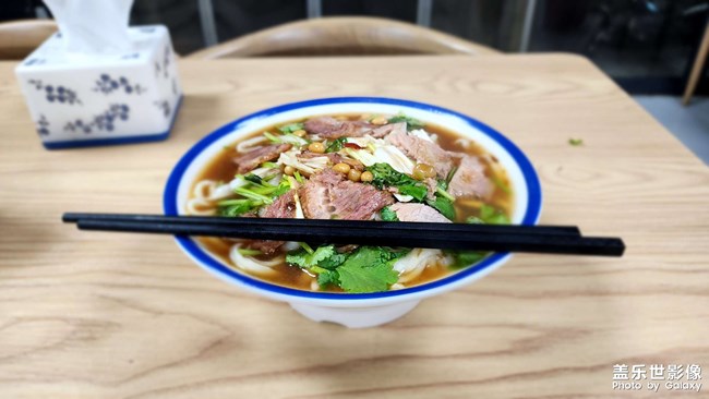 吃完這碗面，又要去公司值守了