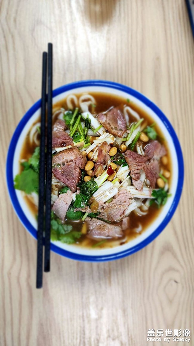 吃完這碗面，又要去公司值守了