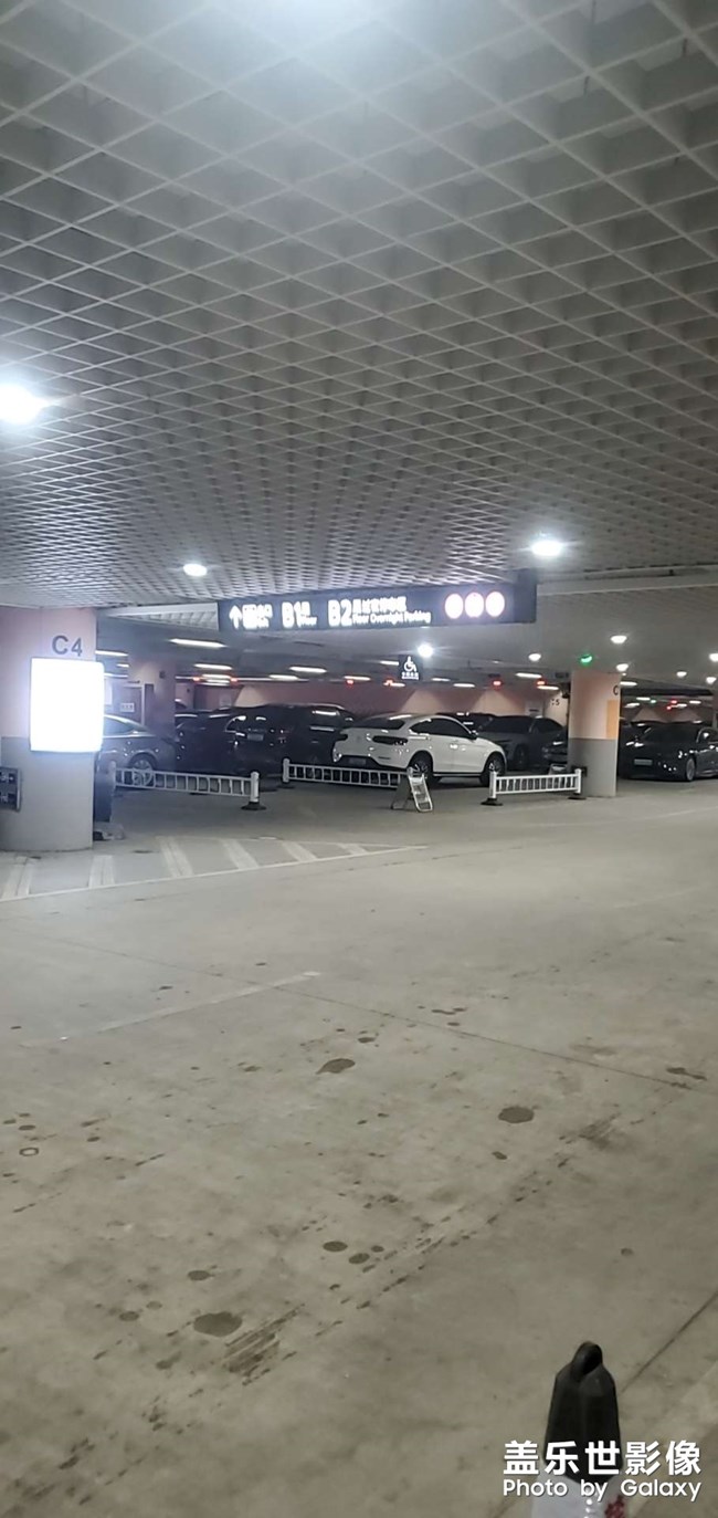 南京祿口機場，P2停車場樓層標(biāo)識太亂。