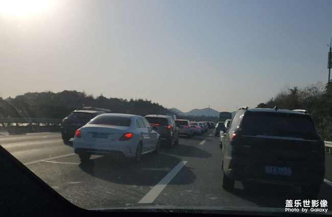 高速公路有點堵車了