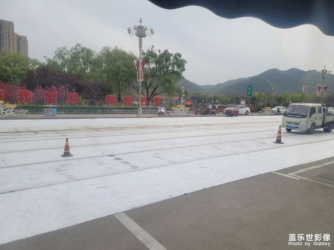 鋪瀝青路還加東西