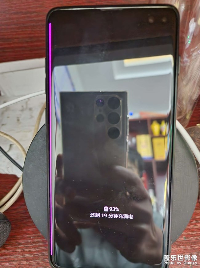 昨天s10+摔地上，屏幕出問題了