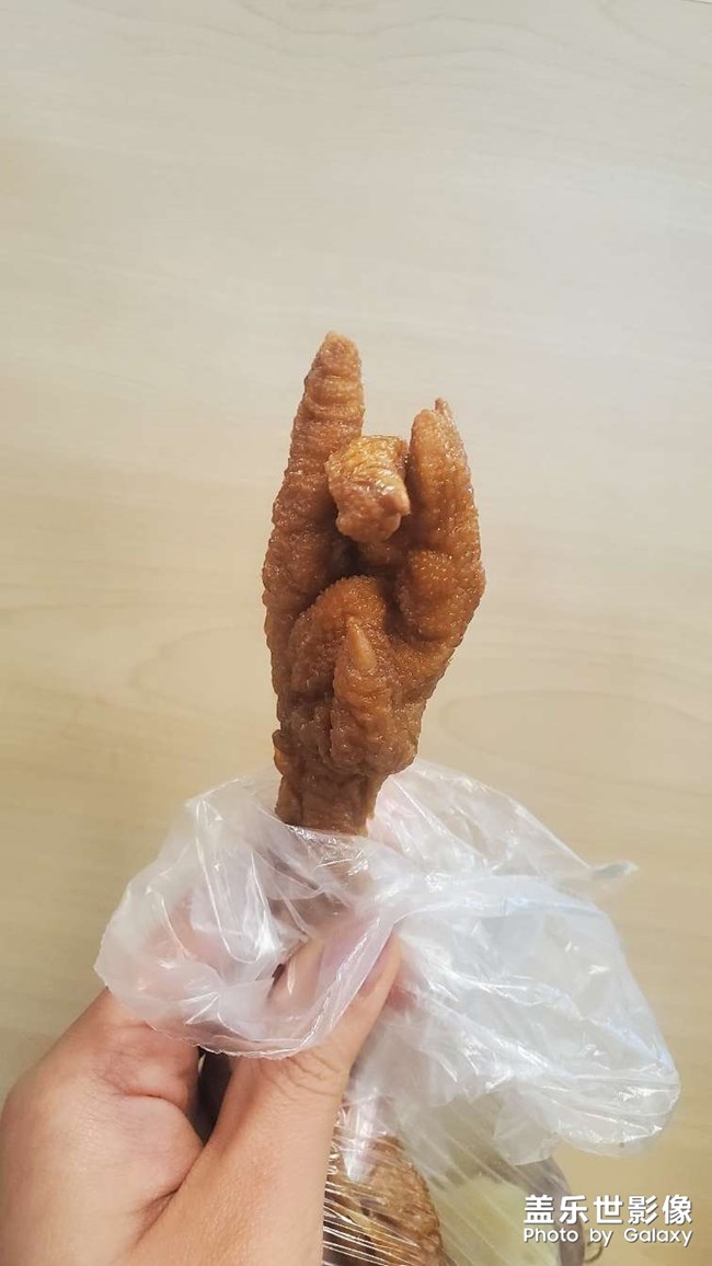 一只憤怒的雞爪